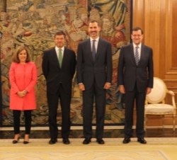 Su Majestad el Rey acompañado por el presidente del Gobierno, la vicepresidenta del Gobierno y ministra de la Presidencia y el nuevo el ministro de Ju