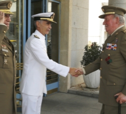 Su Majestad el Rey Don Juan Carlos es recibido a su llegada a la Sede del Esado Mayor de la Defensa por el jefe de Estado Mayor de la Defensa, almiran