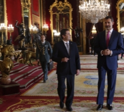 Don Felipe conversa con el Presidente de Honduras momentos antes del almuerzo