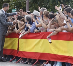 Su Majestad el Rey saluda a los ciudadanos que se congregaban para saludarles mientras se dirigián al Pabellón Municipal