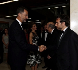 Don Felipe recibe el saludo de Olmo Calvo, premio "Mingote".