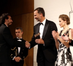 Su Majestad el Rey entrega el premio "Mingote" a Olmo Calvo, en presencia de Su Majestad la Reina y la presidenta y editora de ABC.