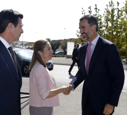 La ministra de Fomento, Ana Pastor, y el ministro de Industria, Energía y Turismo, José Manuel Soria, reciben a Su Majestad el Rey a su llegada.