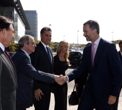Don Felipe recibe el saludo del presidente de Telefónica, César Alierta.