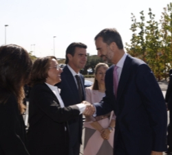 Su Majestad el Rey, con la Secretaria General Iberoamericana, Rebeca Grynspan.