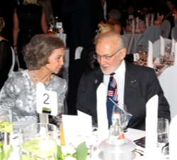 Doña Sofía, galardonada en la categoría "Solidaridad", conversa con el astronauta "Buzz" Aldrin, premiado en la categoría "Tr