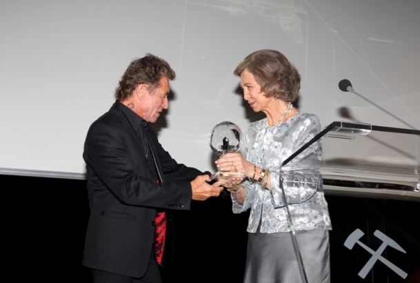 Su Majestad la Reina Doña Sofía recibe el galardón de manos del músico alemán Peter Maffay, a cuyo cargo corrió la "laudatio" de Doña Sofía.