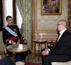 Su Majestad el Rey Don Felipe conversa tras la entrega de la Carta Credencial con el embajador de la República de Estonia, Ramus Lumi