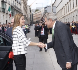Su Majestad la Reina recibe el saludo del presidente del Congreso de los Diputados, Jesús Posada, a su llegada