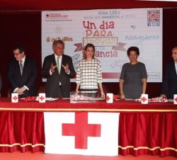 Su Majestad la Reina preside la mesa junto al presidente del Congreso de los Diputados y a la esposa del presidente de Curz Roja Española, María Teres