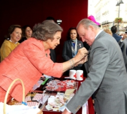 Doña Sofía impone el distintivo a Don Juan Carlos