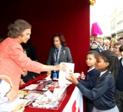 Su Majestad la Reina Doña Sofía con unos niños que acudieron a colaborar con Cruz Roja
