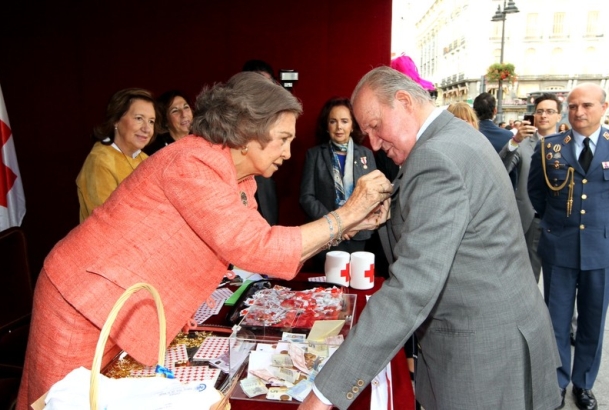 Doña Sofía impone el distintivo a Don Juan Carlos
