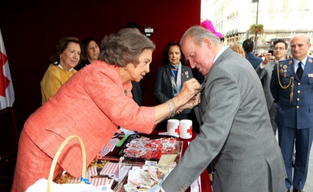 Doña Sofía impone el distintivo a Don Juan Carlos