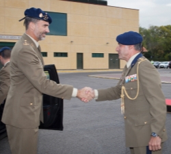Don Felipe es recibido por el jefe de la Guardia Real, coronel Ramón Alvarez de Toledo Alvarez de Builla