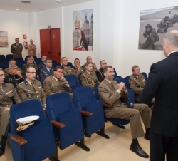 Su Majestad el Rey durante la presentación sobre la Unidad de la Guardia Real