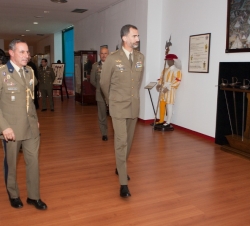 Don Felipe visita la Sala Histórica de la Guardia Real acompañado por el coronel Jefe de la Unidad