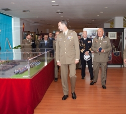 Su Majestad el Rey durante el recorrido de su visita a la Sala Histórica de la Guardia Real