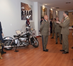 Don Felipe en otro momento durante la visita de trabajo