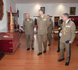 Su Majestad el Rey durante su visita  en la Guardia Real