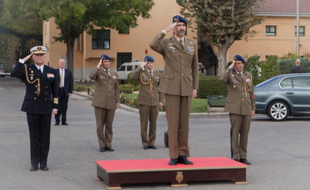 Su Majestad el Rey es recibido con Honores a su llegada a la Guardia Real