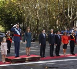 Sus Majestades los Reyes, acompañados de sus hijas, Su Alteza Real la Princesa de Asturias y Su Alteza Real la Infanta Doña Sofía, y las autoridades a