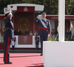 Su Majestad el Rey Don Felipe tras efectuar la ofrenda de la Corona de Laurel