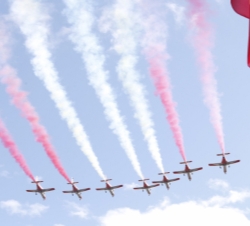 Sobrevuelo de la Patrulla Acrobática "Águila"