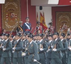 Una compañía del Curso de Suboficial de la Academia de Suboficiales y Guardias de la Guardia Civil a su paso por la Tribuna Real