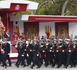 Una compañía de la Escuela Naval Militar de la Armada a su paso por la Tribuna Real