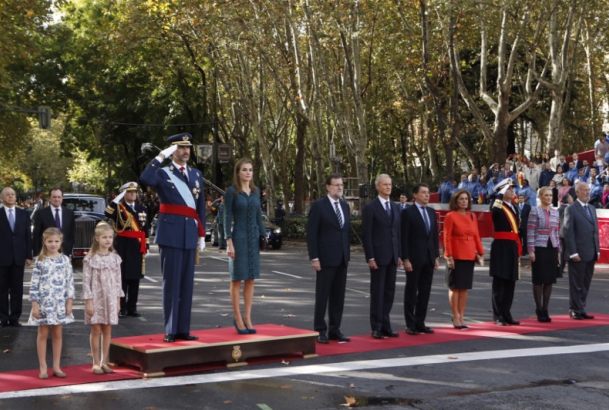Sus Majestades los Reyes, acompañados de sus hijas, Su Alteza Real la Princesa de Asturias y Su Alteza Real la Infanta Doña Sofía, y las autoridades a