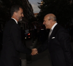Don Felipe recibe el saludo del ministro de Educación, Cultura y Deporte, Ignacio Wert