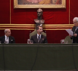 Su Majestad el Rey atiende a las palabras del presidente de la Real Academia de Ciencias Exactas, Físicas y Naturales, Alberto Galindo