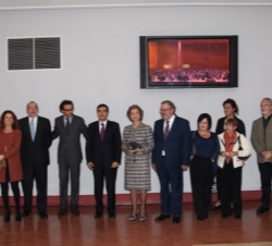 Doña Sofía junto a las autoridades asistentes a los premios 