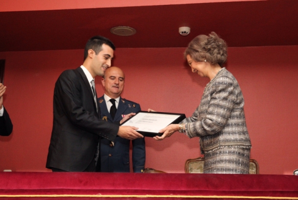 ​Doña Sofía entrega el galardón al ganador en esta edición, al compositor Joan Magrané Figuera