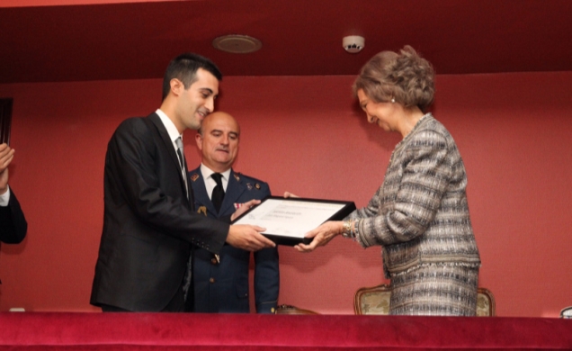 ​Doña Sofía entrega el galardón al ganador en esta edición, al compositor Joan Magrané Figuera