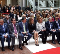 La Reina, junto a las autoridades y el resto de asistentes, durante el acto.