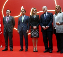Su Majestad la Reina, con el presidente de la Comunidad de Madrid, la secretaria de Estado de Servicios Sociales e Iguales, el presidente del Grupo Ma