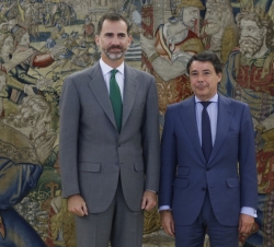 Su Majestad el Rey junto al presidente de la Comunidad de Madrid, Jaime Ignacio González González