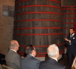 Su Majestad el Rey atiende a las explicaciones del Conde de Creixell, presidente de las Bodegas Marqués de Murrieta, Vicente Dalmau Cebrián-Sagarriga