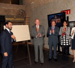 Don Juan Carlos descubre una placa conmemorativa de su visita