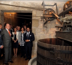 Su Majestad el Rey Don Juan Carlos durante su recorrido por la Bodega