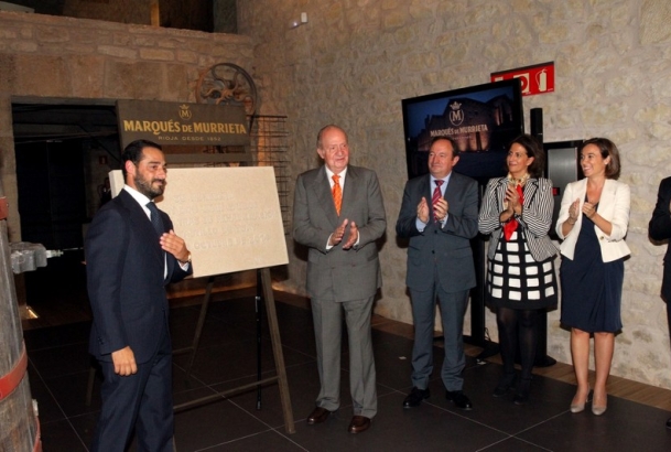 Don Juan Carlos descubre una placa conmemorativa de su visita