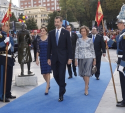Sus Majestades los Reyes y Su Majestad la Reina Doña Sofía a su llegada al Teatro Campoamor