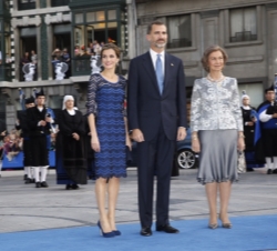 Sus Majestades los Reyes y Su Majestad la Reina Doña Sofía a su llegada al Teatro Campoamor 