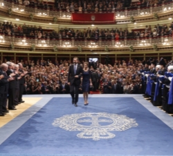 Sus Majestades los Reyes a su llegada al Teatro Campoamor