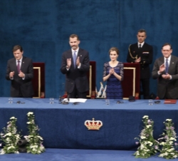 Los Reyes en la mesa presidencial acompañados por el presidente del Principado de Asturias y el presidente de la Fundación Príncipe de Asturias