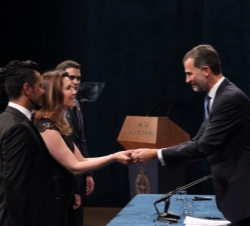 Su Majestad el Rey entrega el Premio Príncipe de Asturias de Cooperación Internacional a la secretaria general para Asuntos Culturales y de Educación 