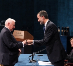 Su Majestad el Rey entrega el Premio Príncipe de Asturias de Ciencias Sociales a Joseph Pérez