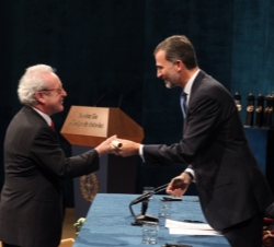 Su Majestad el Rey entrega el Premio Príncipe de Asturias de Las Letras a John Banville